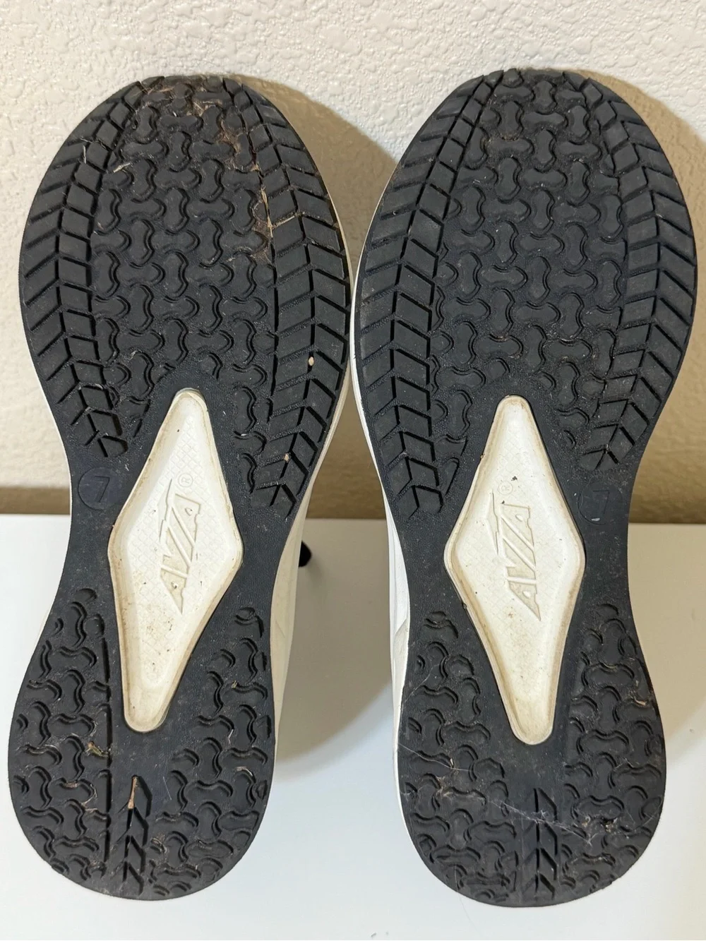 Avia sleek black